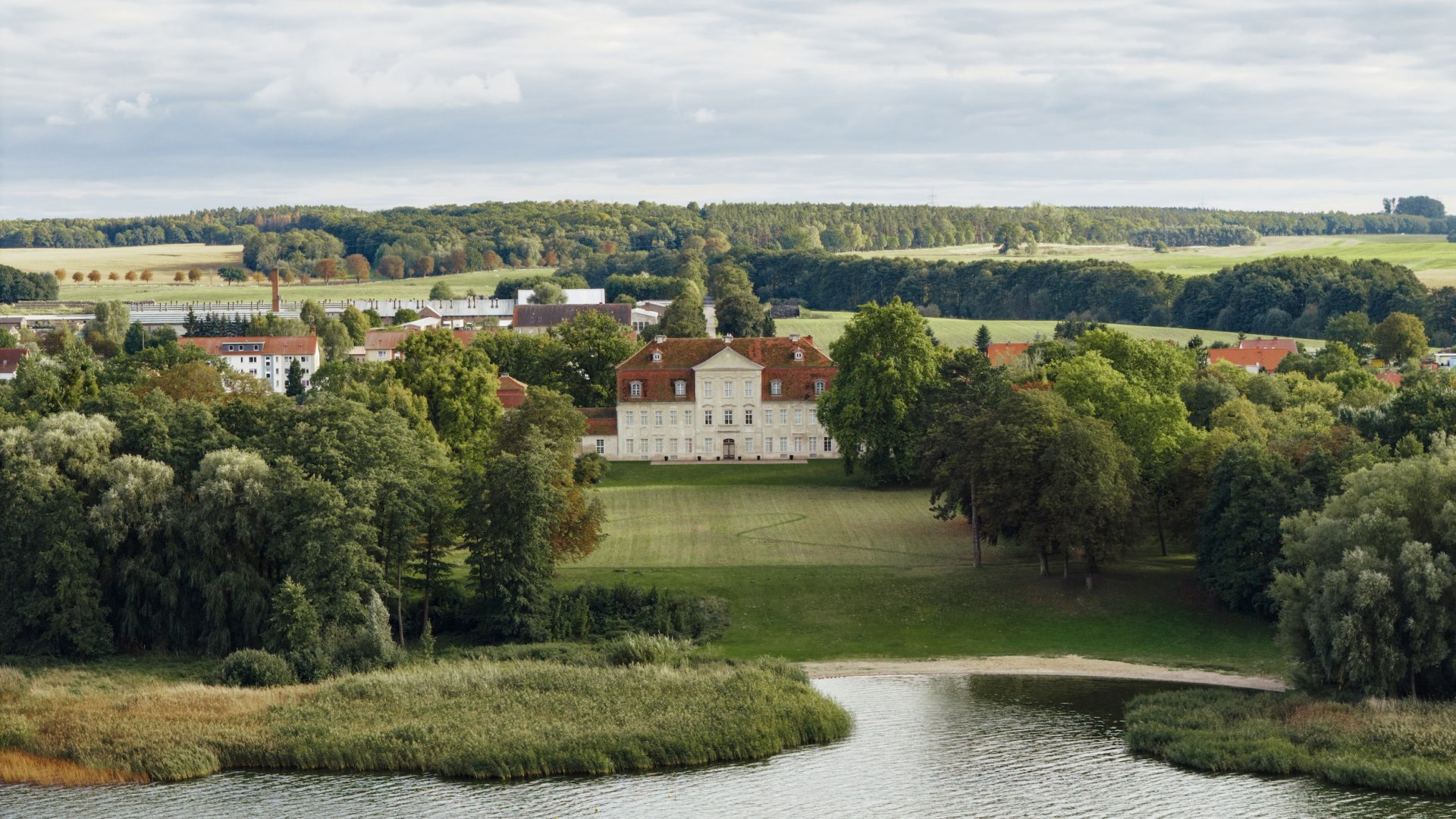 A cultural address in an idyllic location: Kummerow Castle on the lake of the same name, © TMV/Petermann