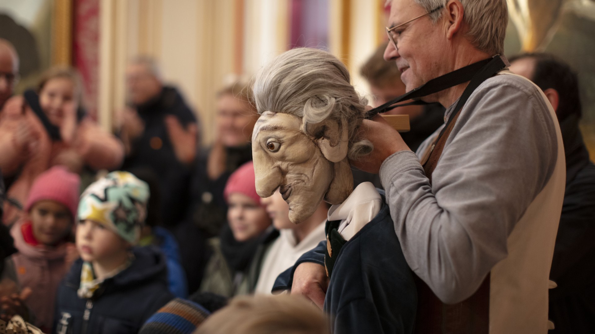 Ludwigslust Palace has long known that all that glitters is not always gold and that the walls are not always adorned with marble. Valet Johann Völler and puppet father Jürgen Wicht talk about this and all sorts of interesting facts about the aristocratic residents of the past., © Pfeuffer SSGK M-V