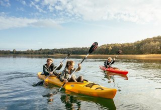 Enjoy the nature with the kayak in the Feldberg lake landscape, © TMV/Roth