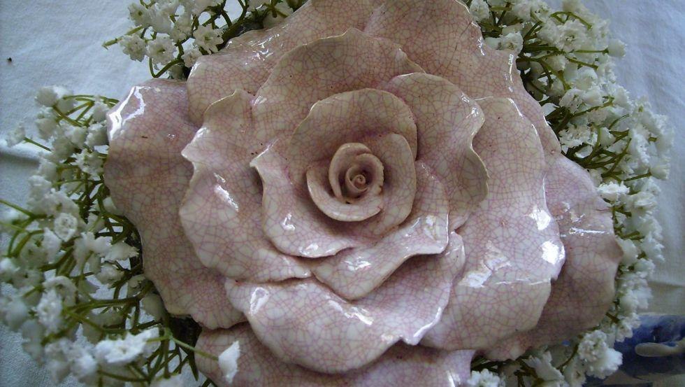 Glazed ceramic rose, © Rosentau-Keramik/Rehfeld