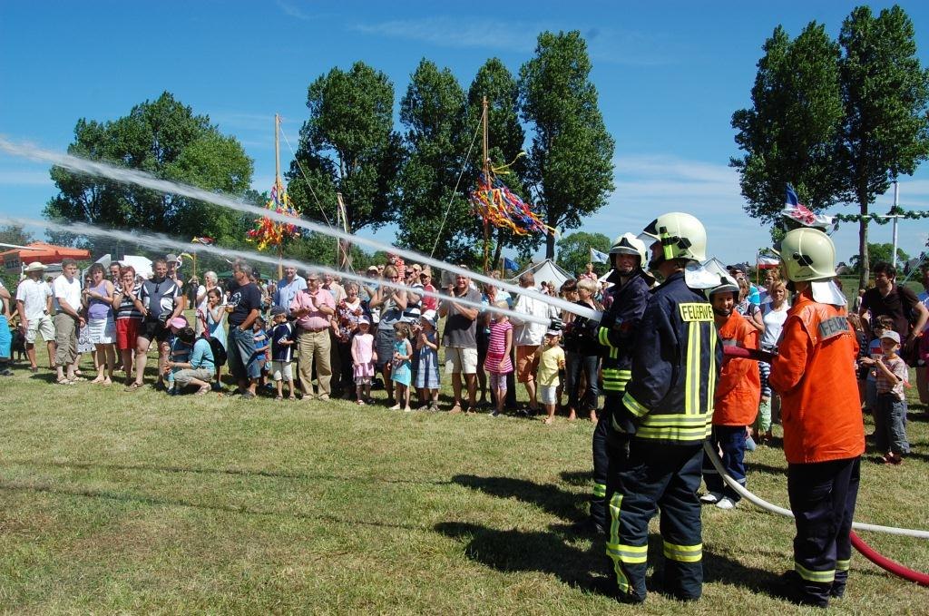 Children's festival - target spraying with the Ahrenshoop volunteer fire department, © Kurverwaltung Ahrenshoop · Foto Roland Völcker