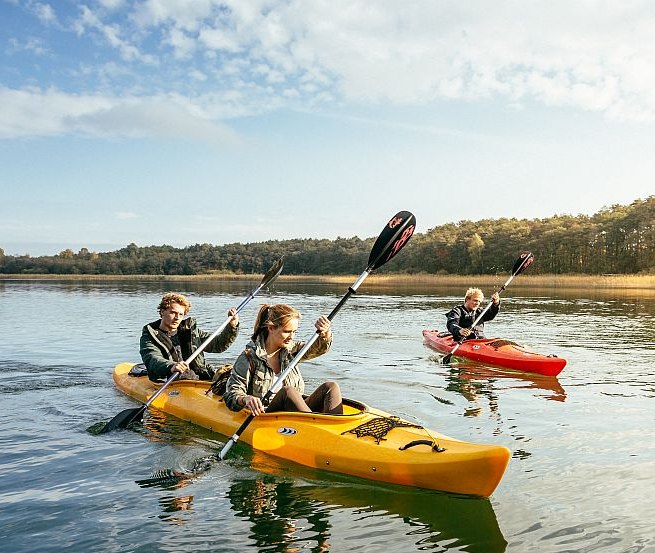 Enjoy the nature with the kayak in the Feldberg lake landscape, © TMV/Roth