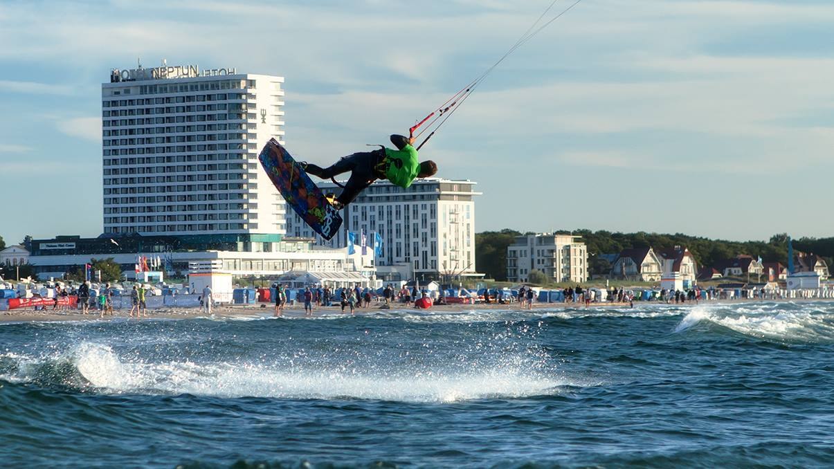 Whether beginner or pro: HW-Shapes brings you forward in kitesurfing. In groups of two you will be trained individually. Here in MV you have countless spots at your disposal - as a local HW-Shapes knows them all and will gladly advise you on the choice of spot, equipment and accommodation., © © Matthias Marx | HW-Shapes