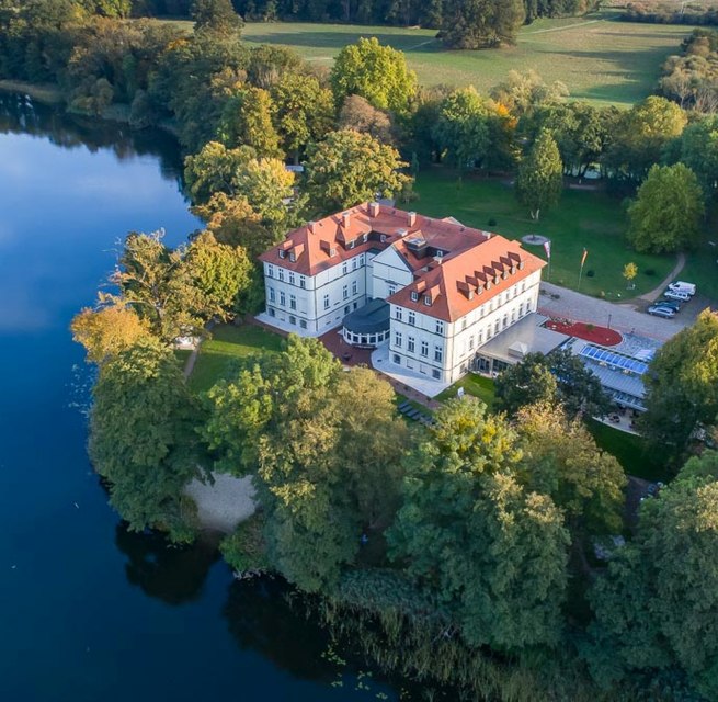 Schorssow lakeside castle with plenty of open space, © Seeschloss Schorssow