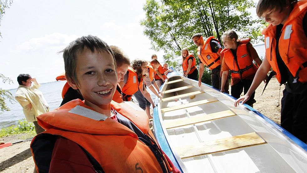 Canoeing action with 10-person canoes on the Schwerin lake, © Lars Schneider für GFE | erlebnistage