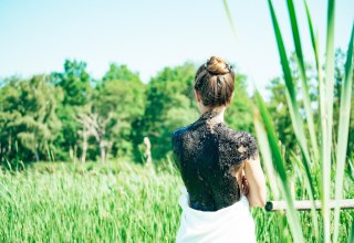 The mud around Bad Sülze is applied to the back as a health treatment, © TMV/Petermann