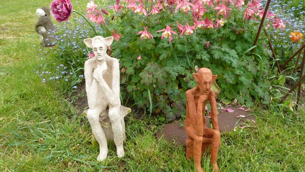 Mythical creatures made of white and red clay hide in the garden., © Gerhard Güthoff