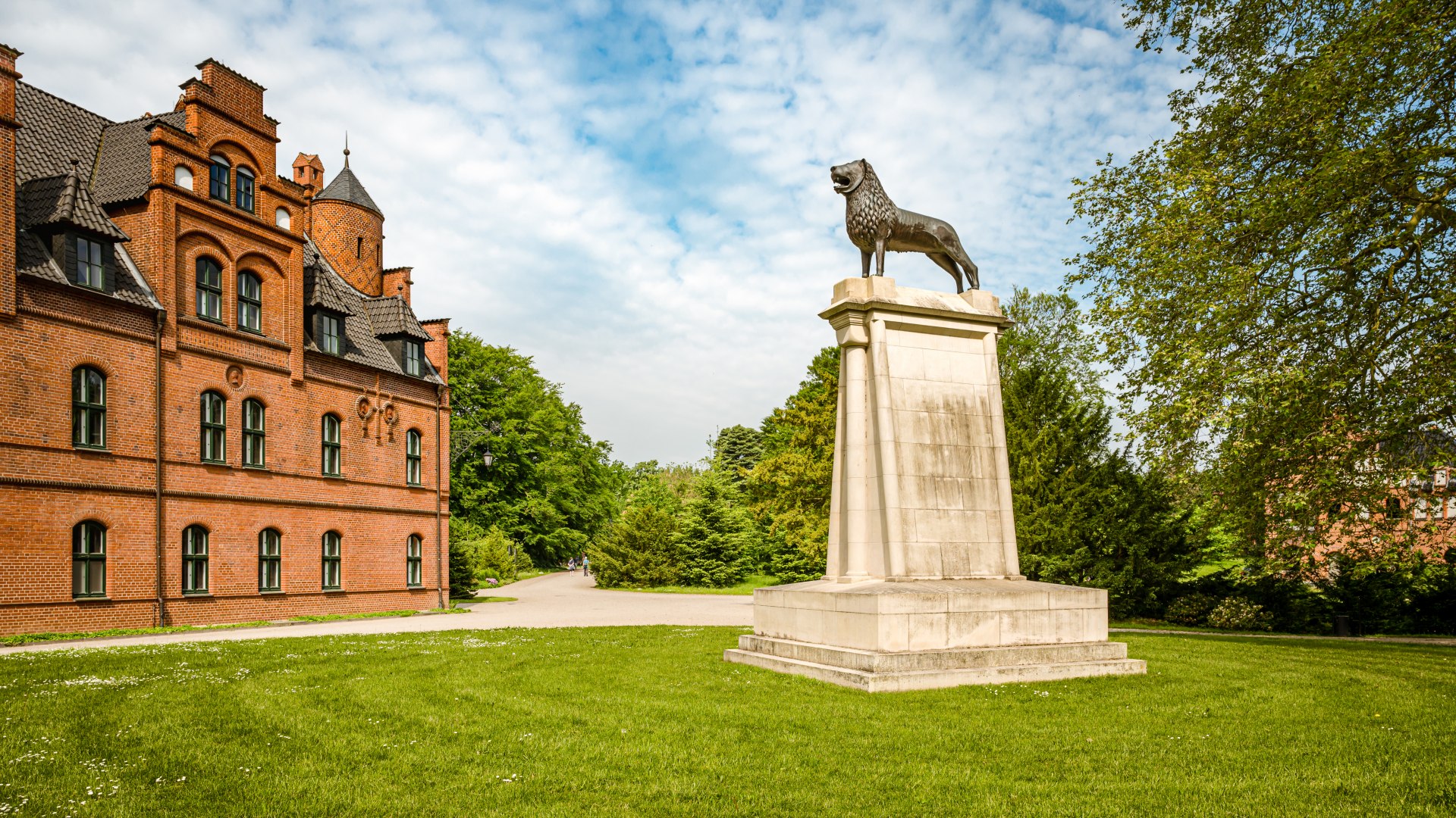 Wiligrad Castle with the replica of the Brunswick Lion., © TMV/Tiemann
