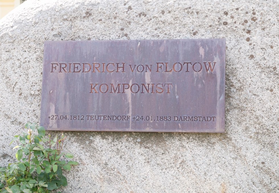 Memorial inscription on the stone in front of the manor house., © Frank Burger