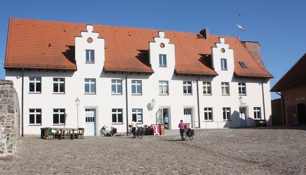 Castle complex with tourist information, fishing tower, local history museum and fishing exhibition, © Mecklenburgische Kleinseenplatte Touristik GmbH