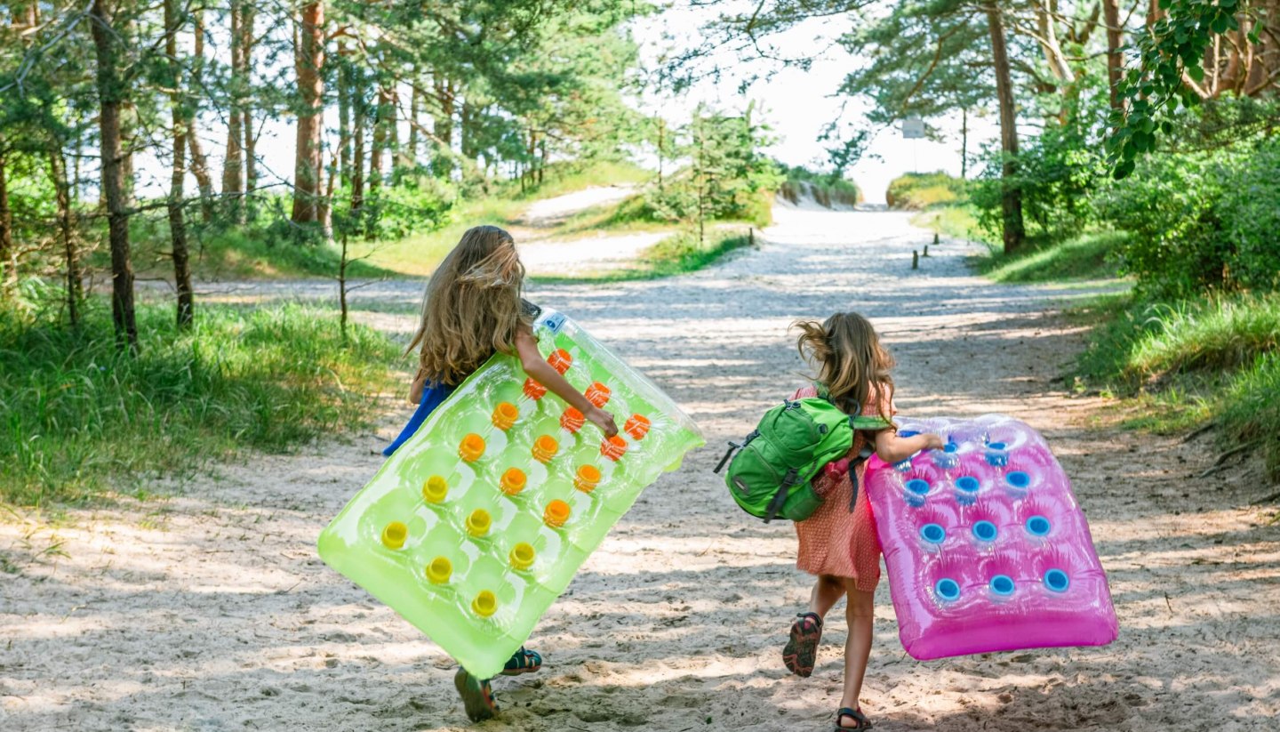 Baltic Sea with air mattresses: Josi and Luna on Usedom beach., © TMV/Tiemann