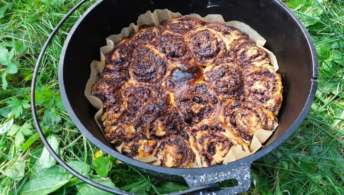 Cinnamon rolls from the Dutch Oven, © Martin Hagemann