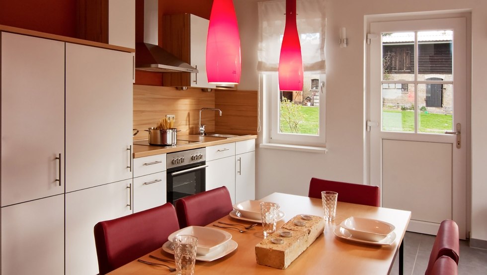 Fully equipped kitchen with dining table, © Andre Pretzel