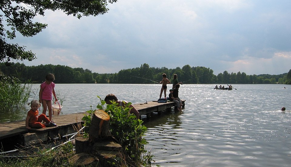 Fishing children at the jetty of the witch's wood at the Jamel Lake, © Hexenwäldchen