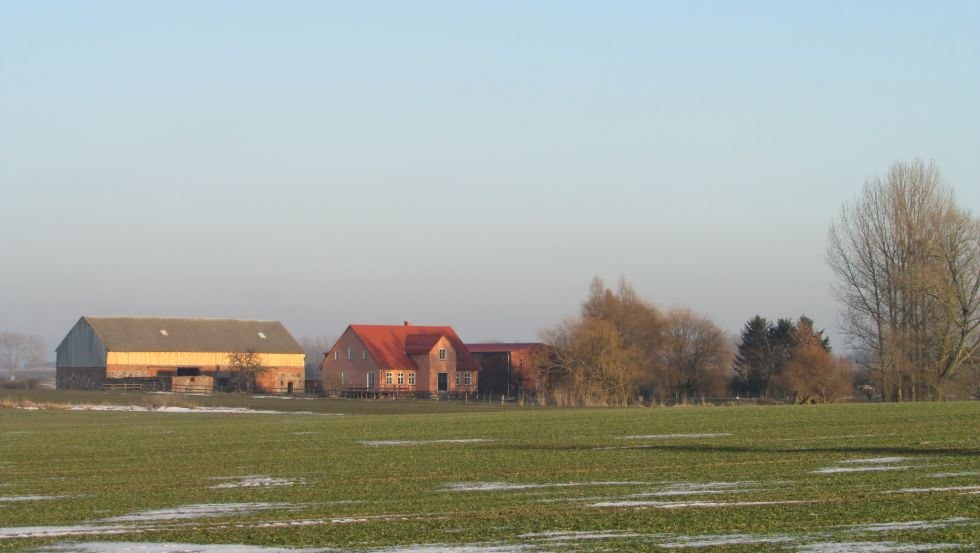 The goose farm is located on the eastern edge of the village of Ladenthin. The two large baking and fieldstone barns are impossible to miss., © Grüner Gänsehof