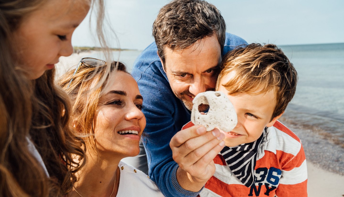 Walking on the long, fine sandy beach or building a sandcastle together with the children - a day at the beach is a great experience for the whole family, © TMV/Roth