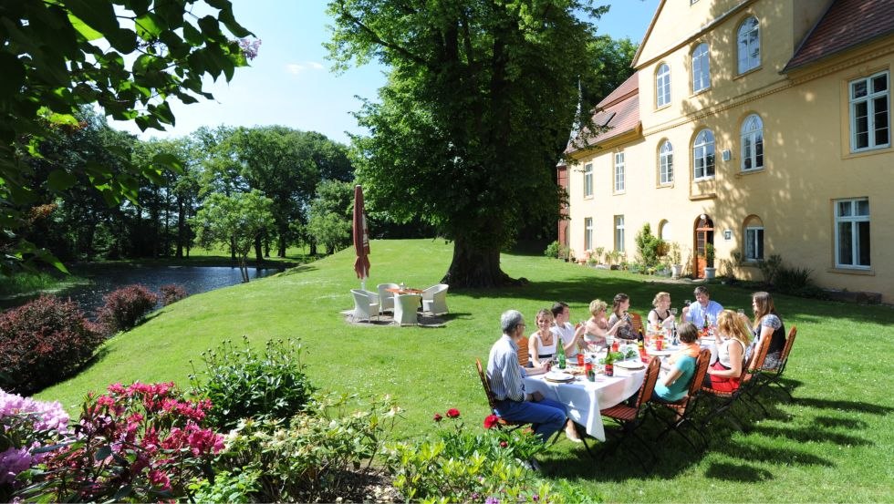 "At table with friends" - Culinary calendar a ganes year in manor houses and mansions of the region., © Mecklenburger ParkLand_Andreas Fürst