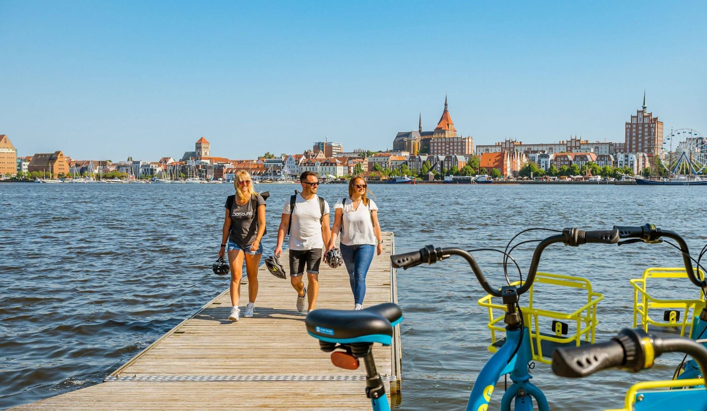 Vom Gehlsdorfer Ufer den Blick auf den Rostocker Stadthafen genießen, © TMV/Tiemann