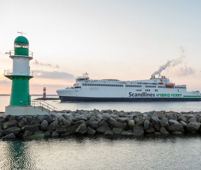 On board you will travel on waterways towards Mecklenburg-Vorpommern. Be your own captain or use the ferry connections., © Siemens!Ulrich Wirrwa