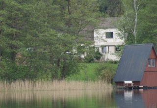 Cottage, lawn and boathouse, © G. Johannes