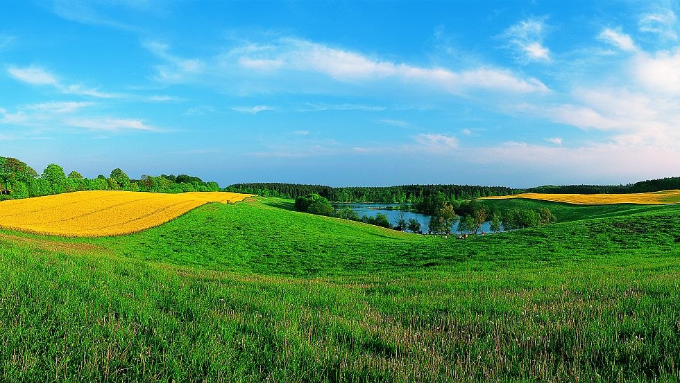 Ice age hills with crystal clear lakes are characteristic for this tour, © TMV/Legrand