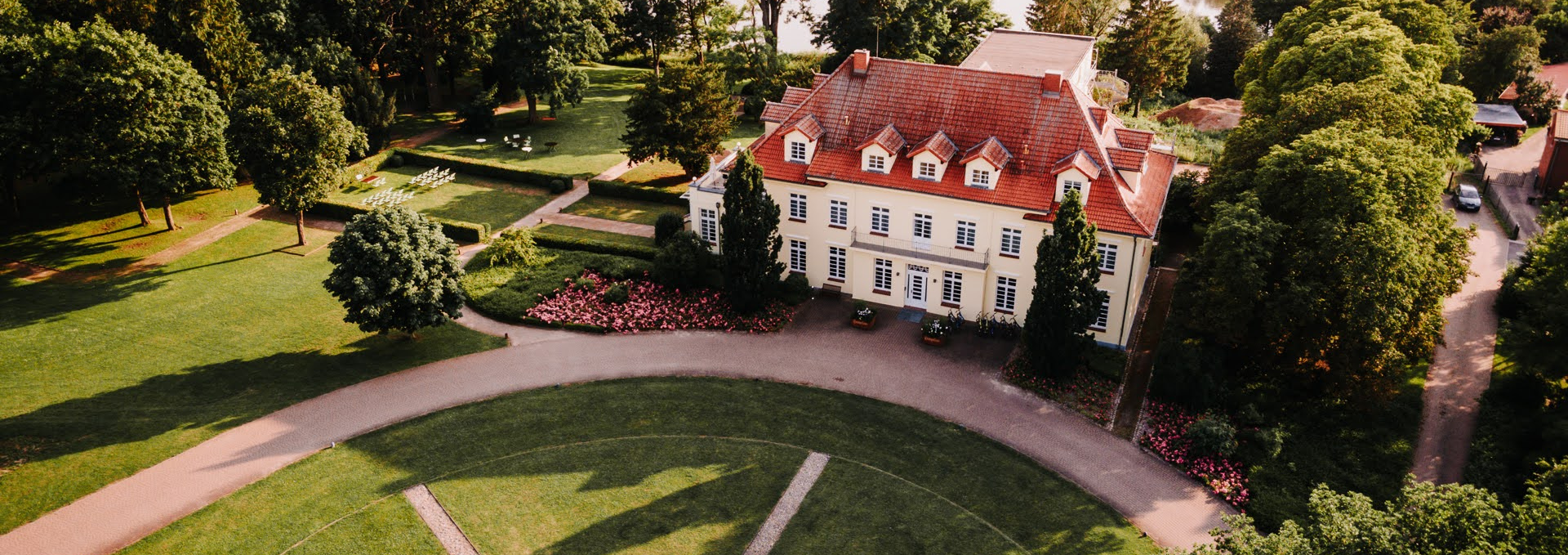 Manor house by the lake, © GG