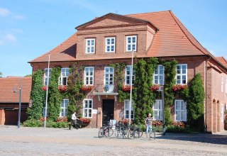 The present town hall was originally a carton fabrique and the court house., © Gabriele Skorupski