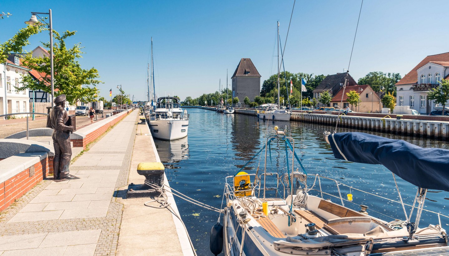 The Ueckermünde city harbor is home not only to the historic cog, but also to the barrier-free designed wheelchair sailer., © TMV/Süß