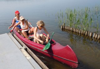 Guests disembarking at the Great Labus Lake, © Labussee Ferien GmbH