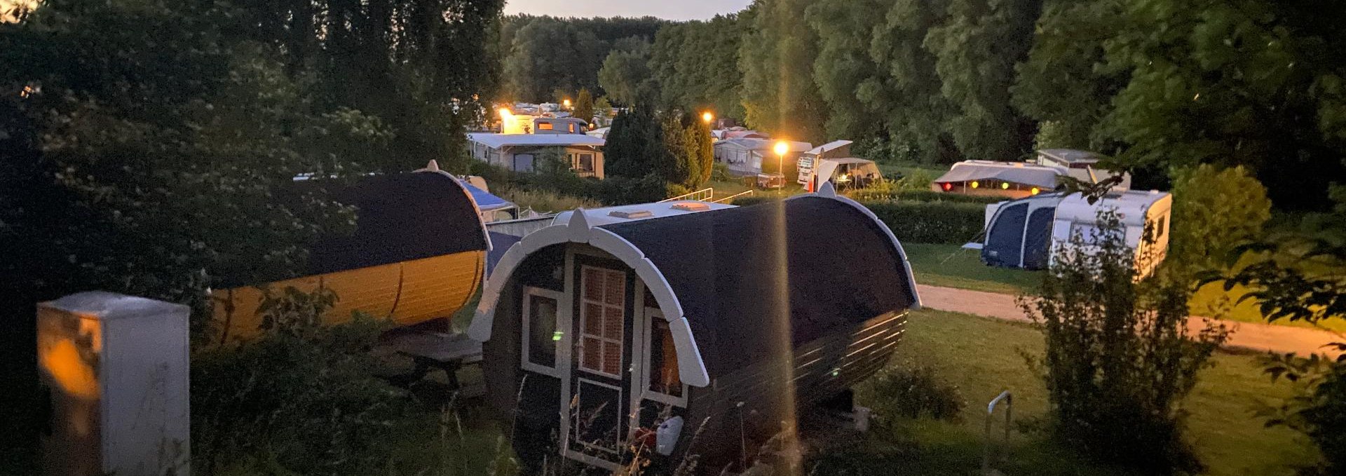 Camping barrels and campsite in the evening light, © Campingplatz Ostseequelle GmbH