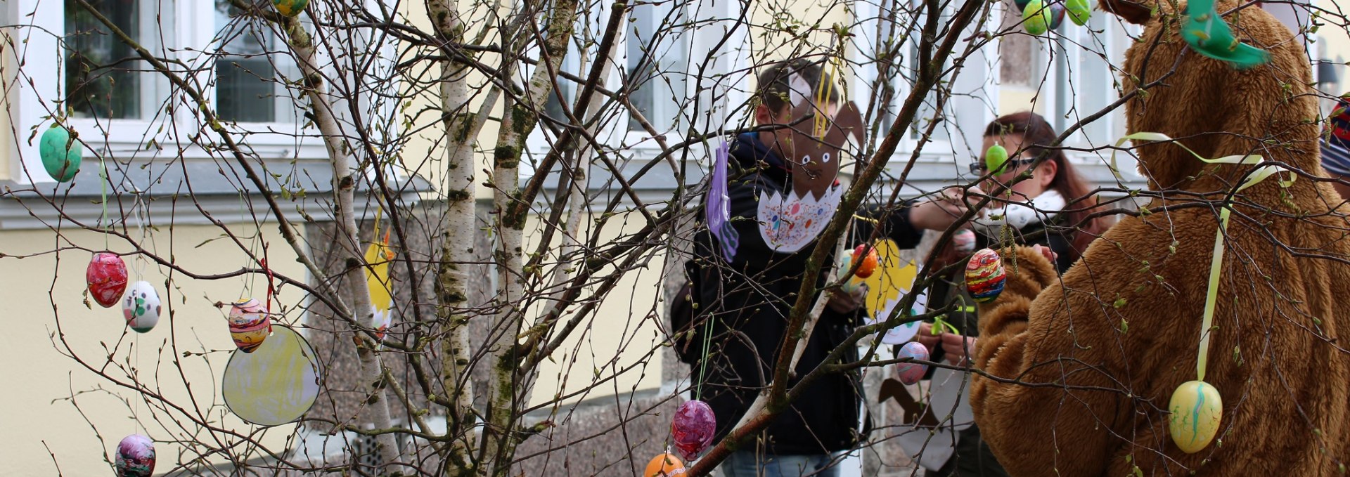 Easter tree decorating, © TZRW