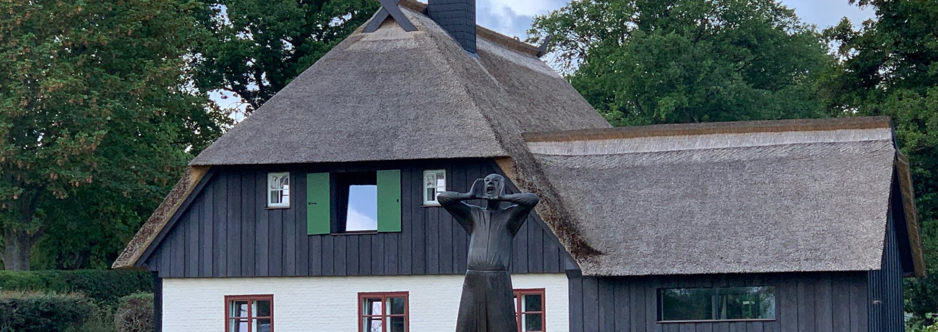 Gerhard Marcks House 2019 with bronze sculpture "The Caller", cast of the sculpture by Gerhard Marcks, © Torsten Frühauf