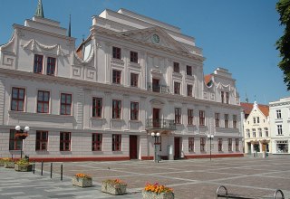 The Güstrow town hall with classicist facade, © Christoph Nahr