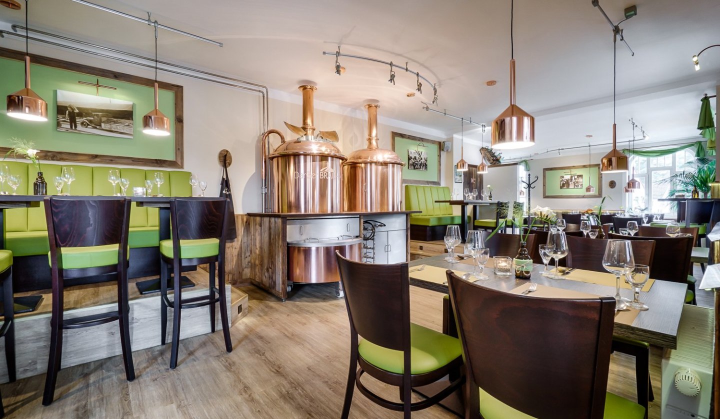 Enjoy your food and drinks in the immediate vicinity of the copper-colored brew kettle and in a beautiful and friendly ambience., © Darßer BRAUHAUS