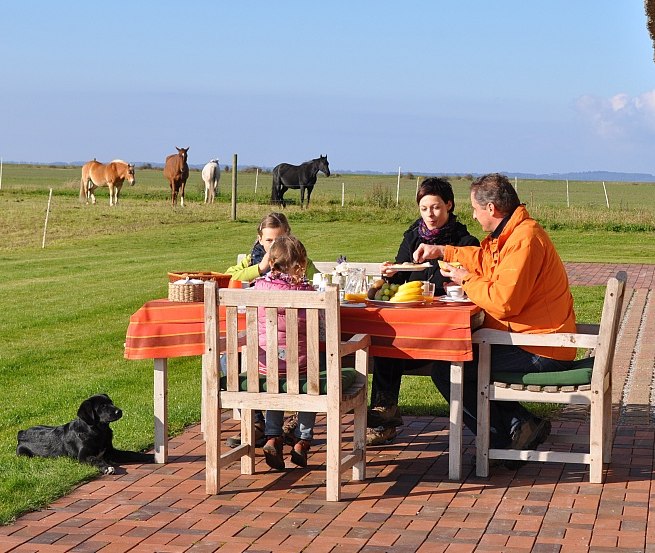 Rügen-Ferienhof: Breakfast on the terrace, © Rügen-Ferienhof