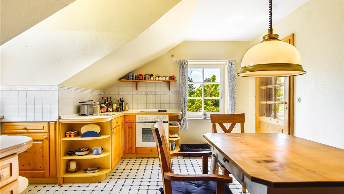 bright kitchen and dining area, © Bombis