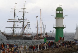 Sailors at the pier, © Fotoagentur Nordlicht