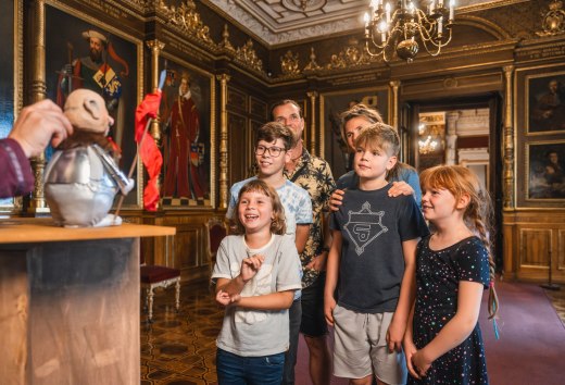 When puppeteer Cornelia Unrauh makes the puppets dance in Schwerin Castle, young and old alike listen and laugh. History becomes exciting and a family experience., © TMV/Gross