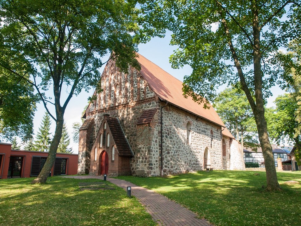 Church Vilz side from the front with modern extension, © Frank Burger