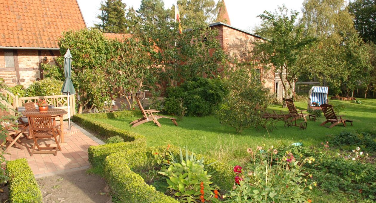 View into the garden of the Clewes Grün tourist farm, © Tourismushof "Clewes Grün"