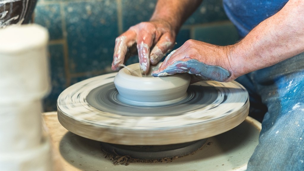 Eichenhof Picher - Alexander von Stenglin at work on the potter's wheel, © MV Foto e.V., Fotograf: Jacob Waak