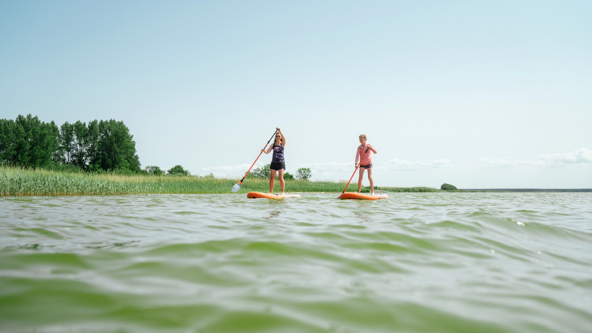 Valea and her mother love stand-up paddling and exploring the beautiful nature on the Bodden on their boards., © TMV/Petermann