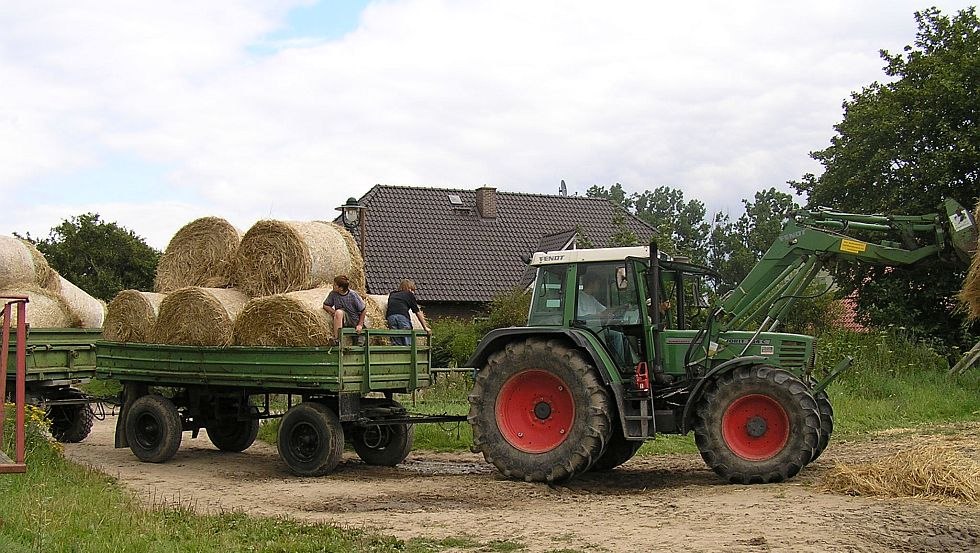 Tractor ride in the countryside, © Biohof Donst