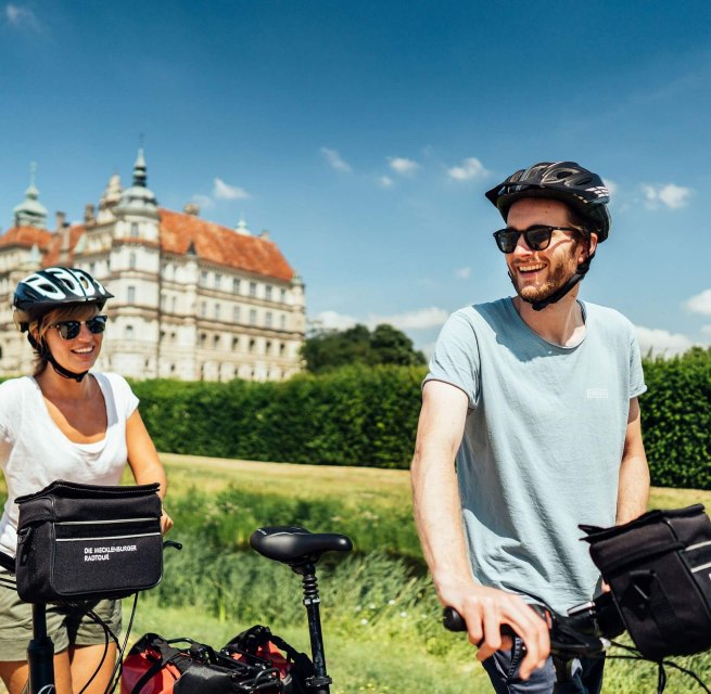 Out and about by bike at Güstrow Castle, © TMV/Gänsicke