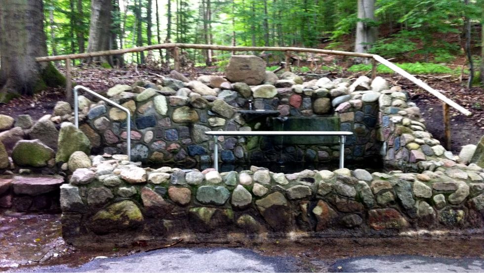 Natural stone Kneipp basin at the house lake, © Maria Lorsch