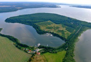 Aerial view of the fishing farm with cottages, © Fischerei und Räucherei Alt-Schwerin/Dietmar Bürth