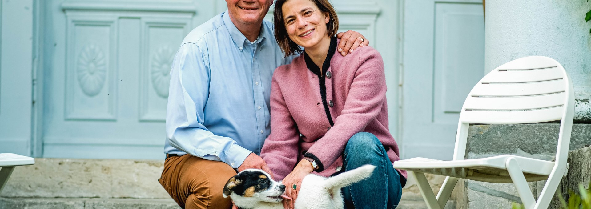 The hosts in front of the manor house, © Lars Schönherr