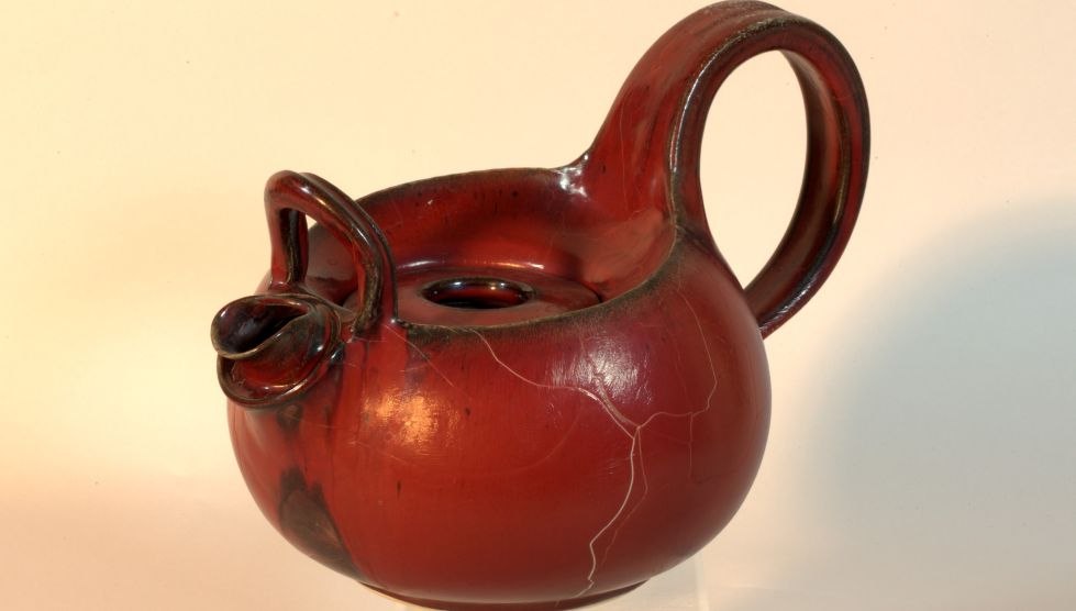 Teapot in oxblood red reduction glaze, © Jörg Mücket