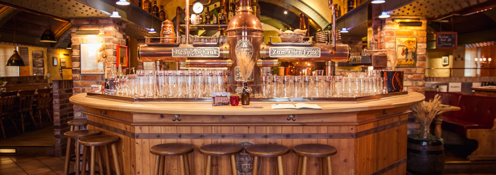 Copper-colored beer kettles and counters in the brewery pub "Zum alten Fritz"., © BgH Alter Fritz/M. Krüger