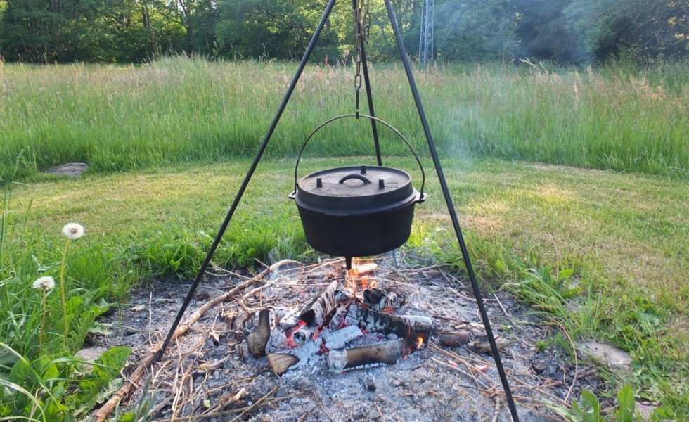 Cooking on the open fire - outdoor cooking in the embers, on the board, in the Dutch Oven, in the percolator, etc., © Martin Hagemann